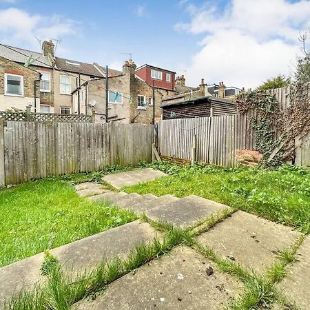 Вилла Newly Refurbished 3 Bed House Near London O2 Arena Экстерьер фото