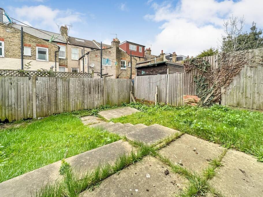 Вилла Newly Refurbished 3 Bed House Near London O2 Arena Экстерьер фото
